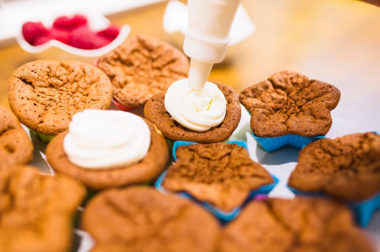 Controle de moscas na indústria de biscoitos: chantilly em cupcakes.