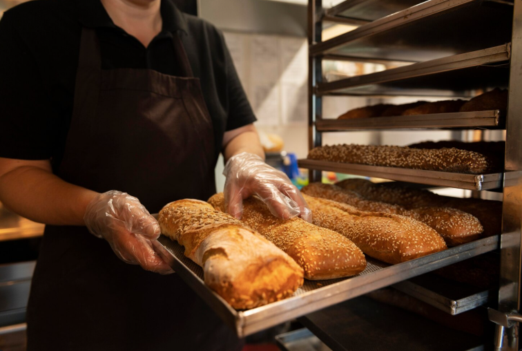 Armadilha para moscas em padarias: pães saindo do forno.
