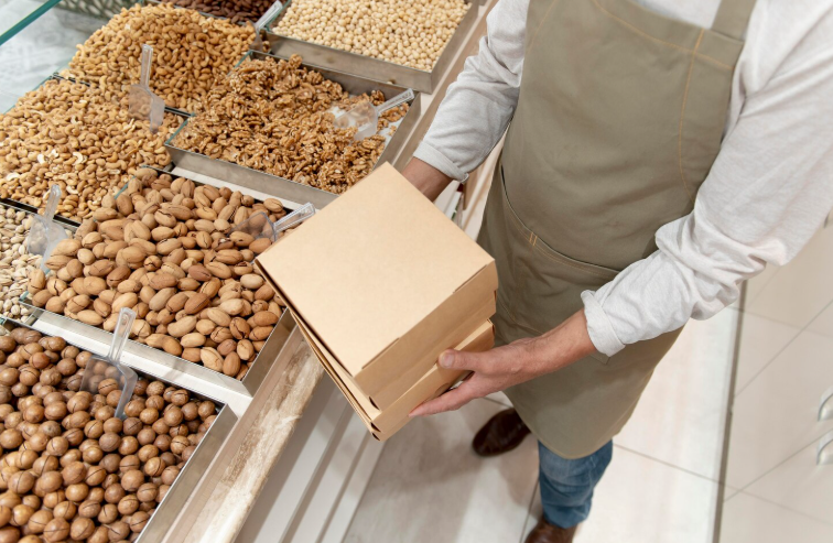Controle de moscas na indústria de embalagens: homem segurando caixas para embalar alimentos.
