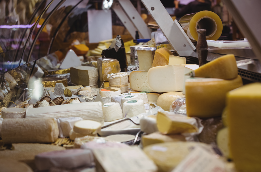 Armadilha para moscas na indústria de queijos: queijos sendo embalados na indústria de queijos.