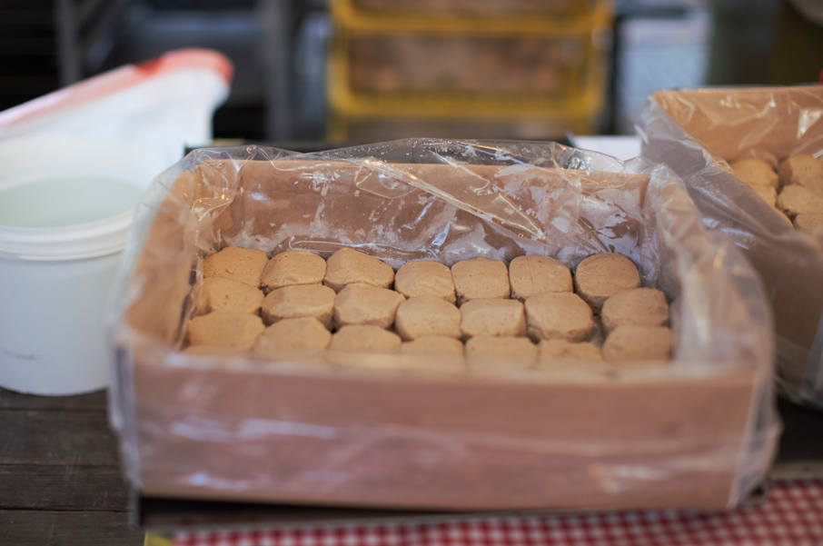 Caixa com biscoitos dentro, simbolizando que as Boas Práticas de Fabricação estão presentes também na embalagem do produto.