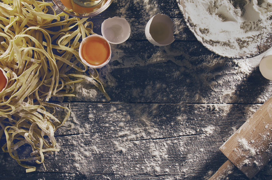 Armadilha para moscas na indústria de fabricação de massas: massa, ovos e farinha sobre a mesa.