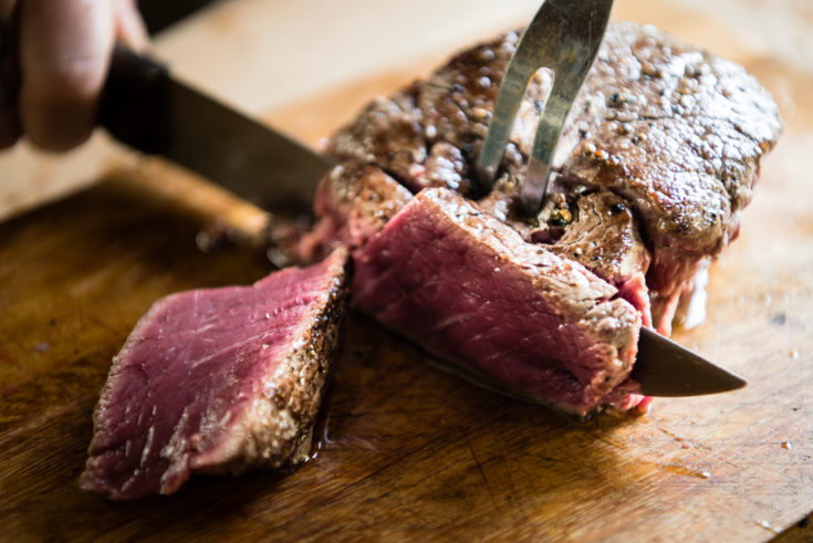 Contaminação de carnes por moscas: pessoa cortando carne.