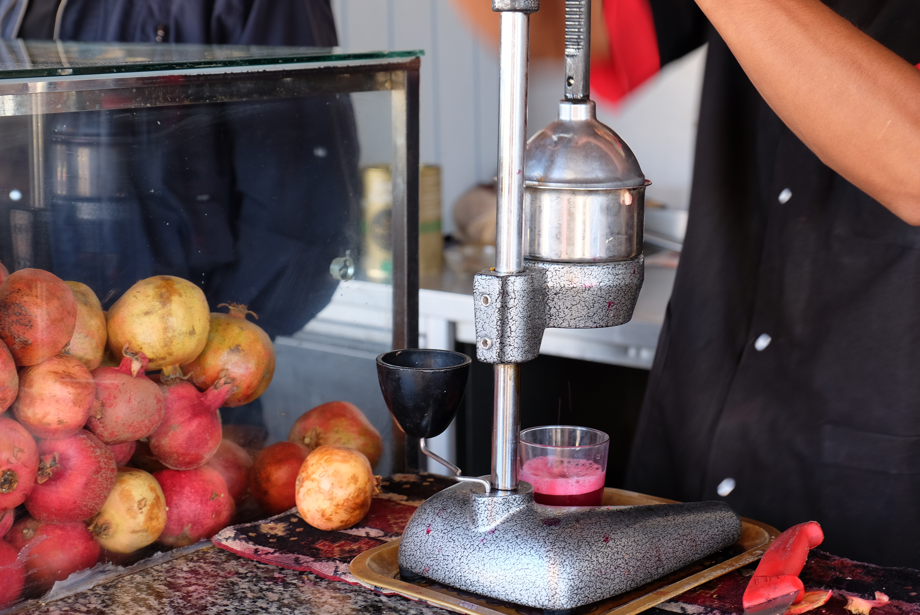 Controle de moscas na indústria de bebidas: pessoa fazendo suco.