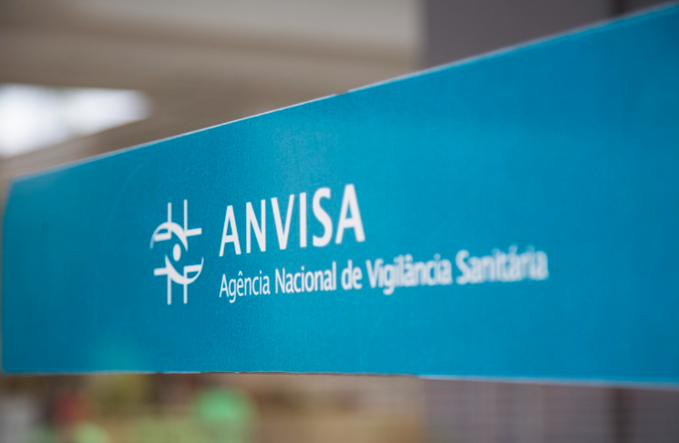 Controle de pragas na indústria farmacêutica: placa da ANVISA.