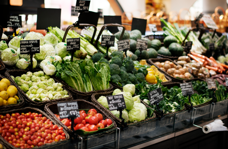 Controle de moscas em supermercado: bancada de hortifruti.