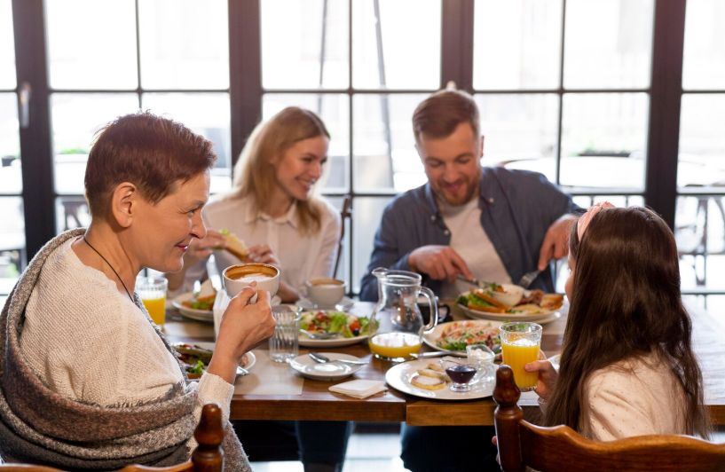 Como eliminar moscas em restaurantes: família no restaurante.
